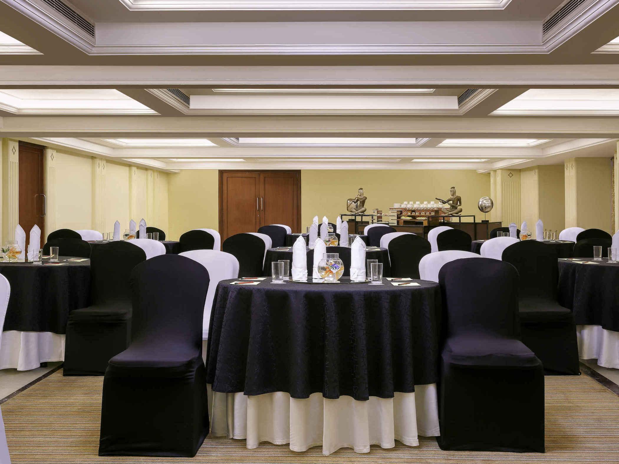 Grand Mercure Vadodara Surya Palace Buitenkant foto