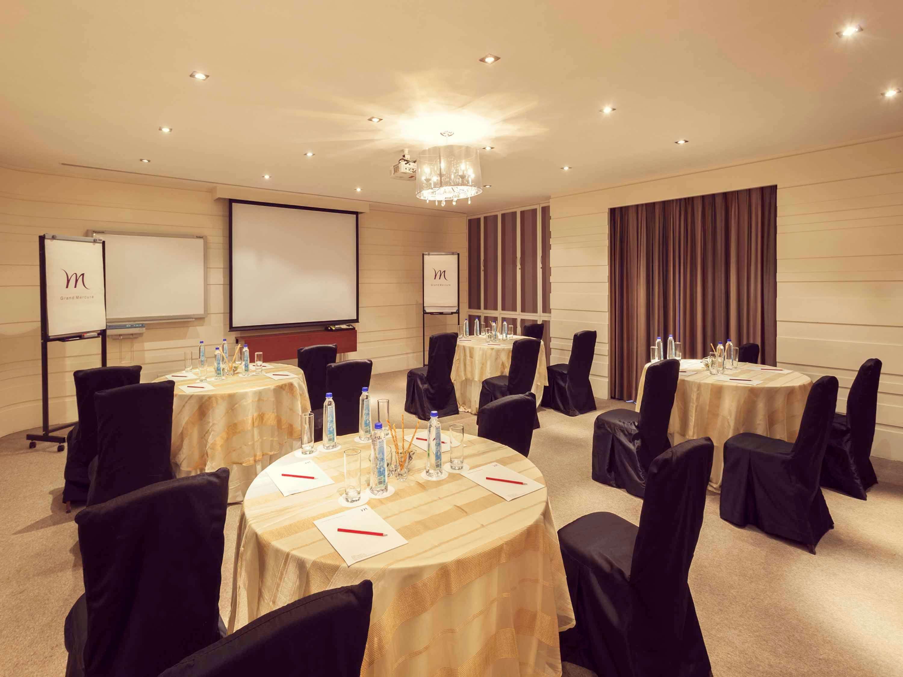 Grand Mercure Vadodara Surya Palace Buitenkant foto