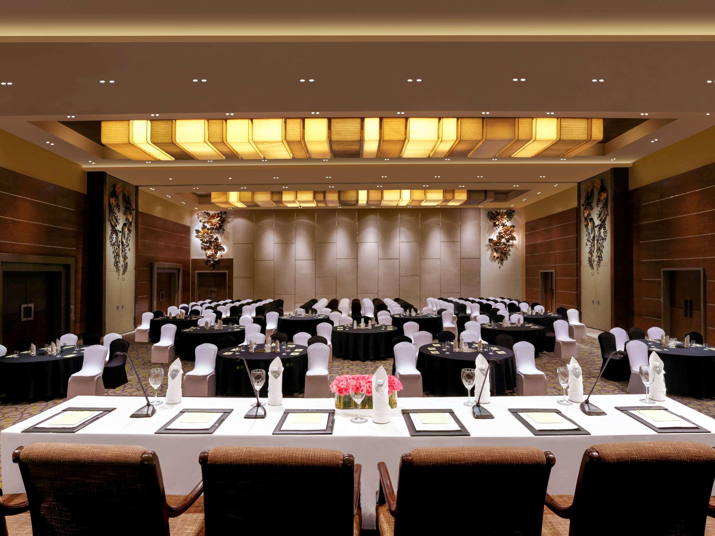 Grand Mercure Vadodara Surya Palace Buitenkant foto