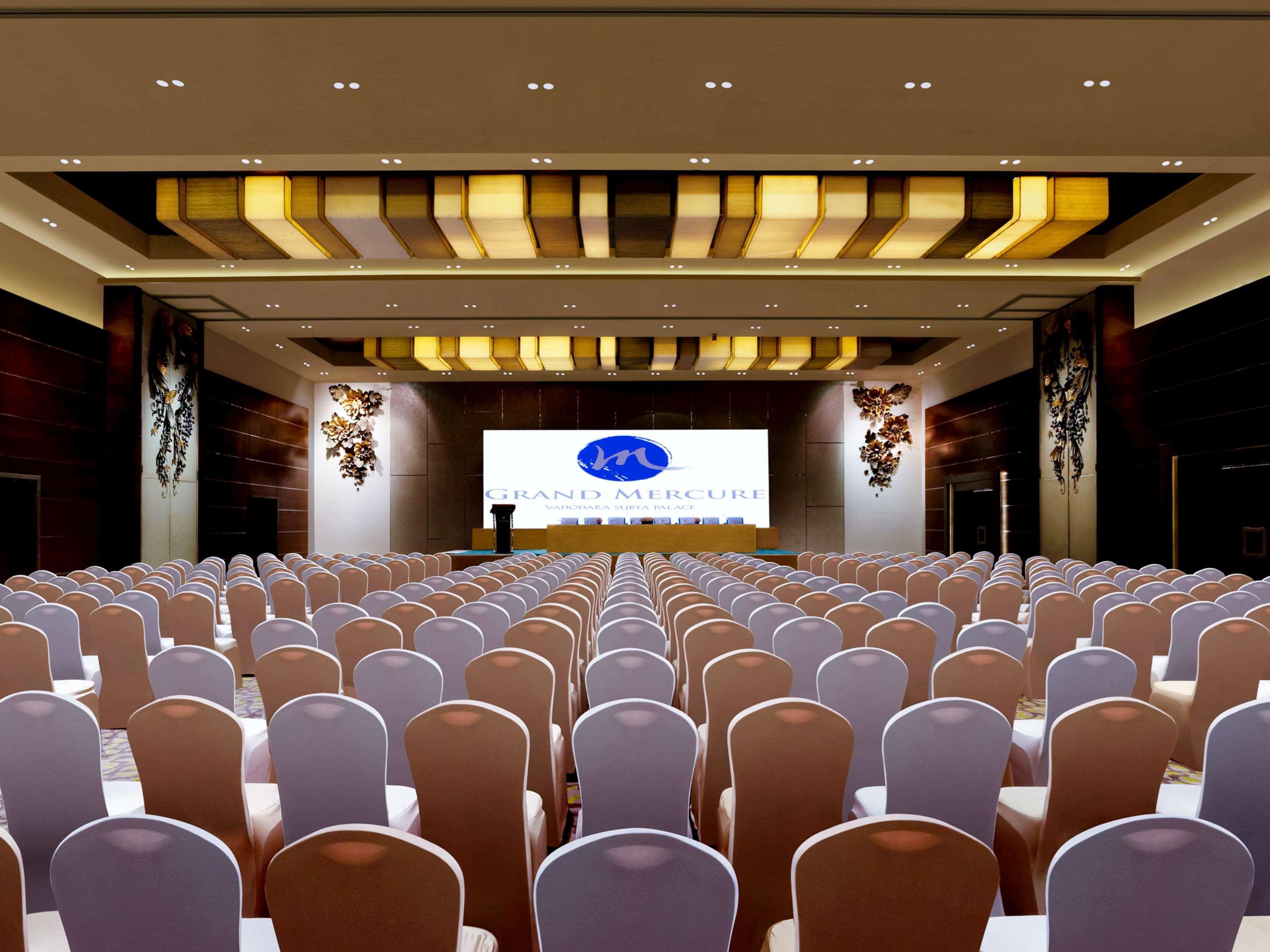 Grand Mercure Vadodara Surya Palace Buitenkant foto