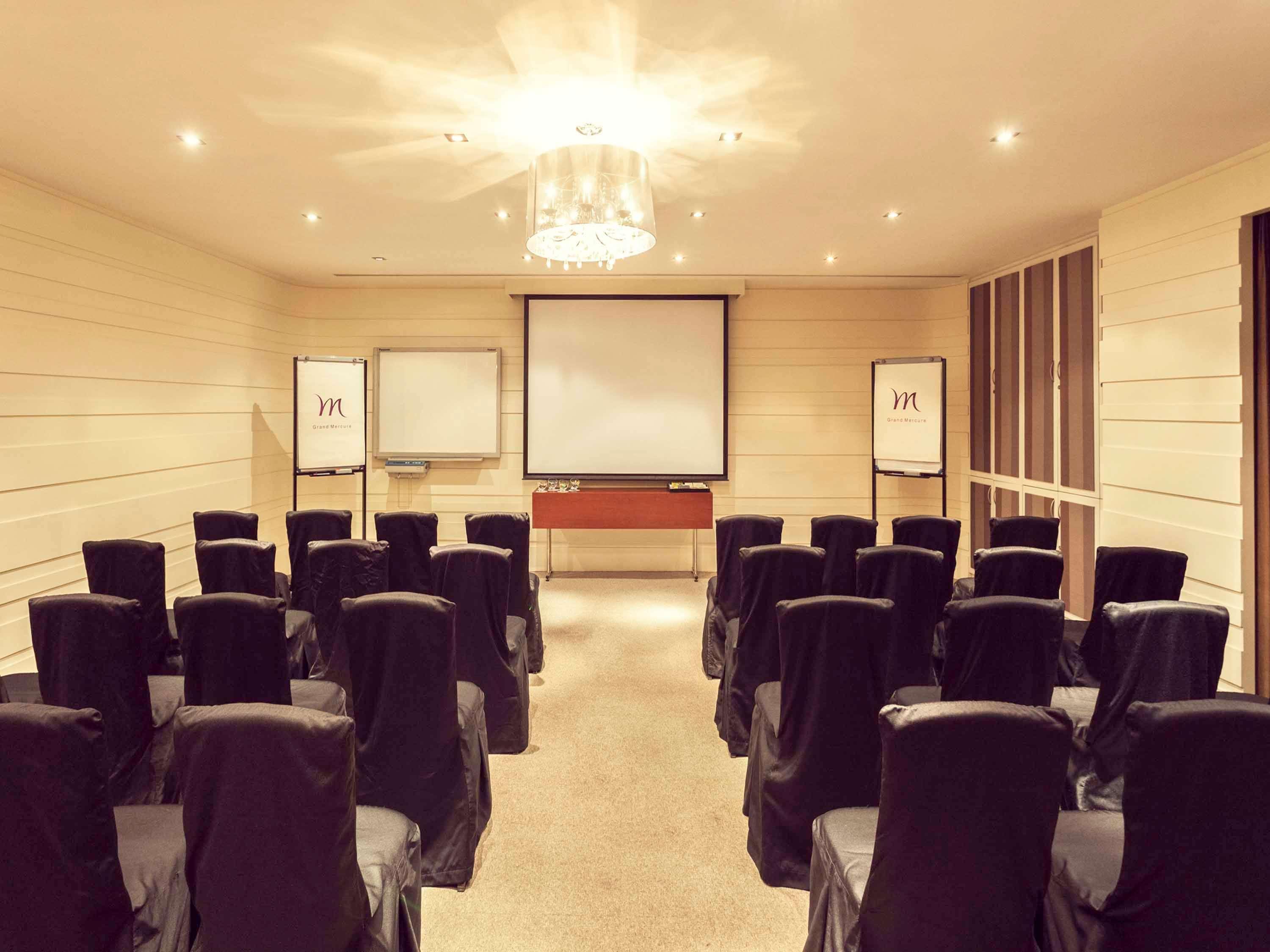 Grand Mercure Vadodara Surya Palace Buitenkant foto