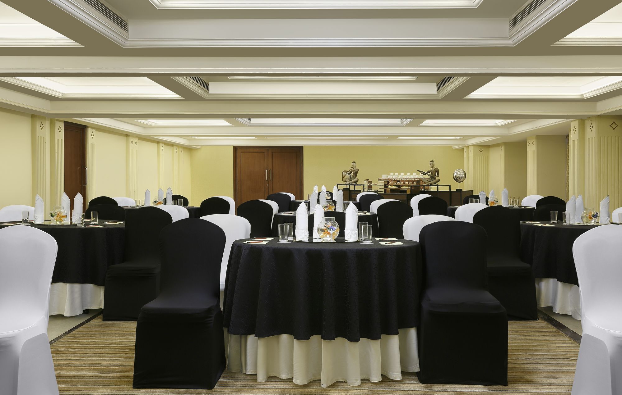 Grand Mercure Vadodara Surya Palace Buitenkant foto