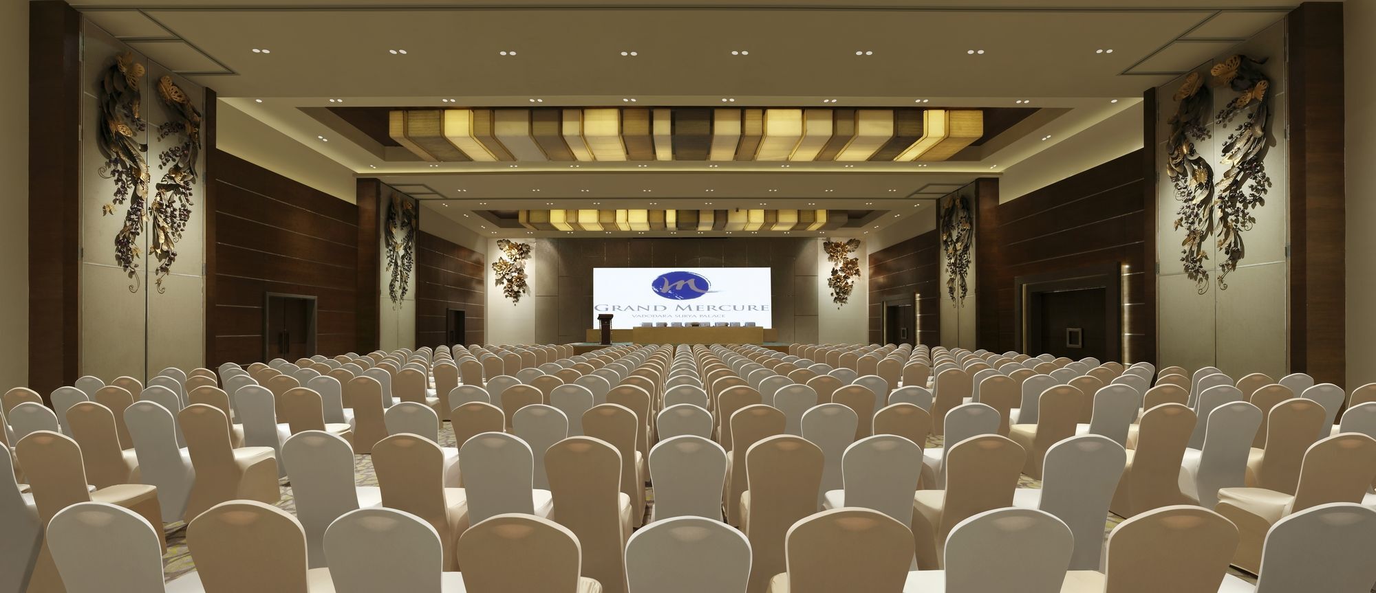 Grand Mercure Vadodara Surya Palace Buitenkant foto
